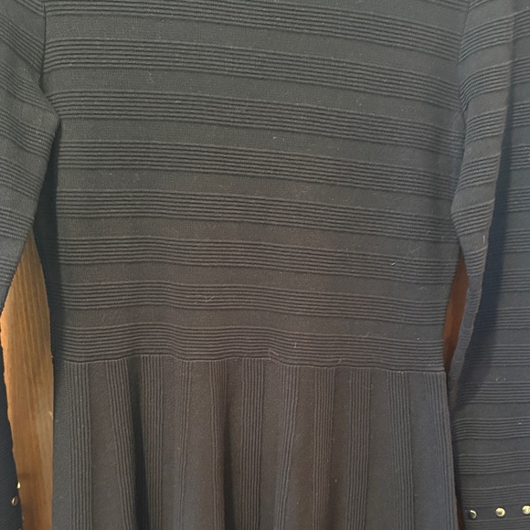 Elegant Black Dress with Gold Accents - Picture 4 of 8